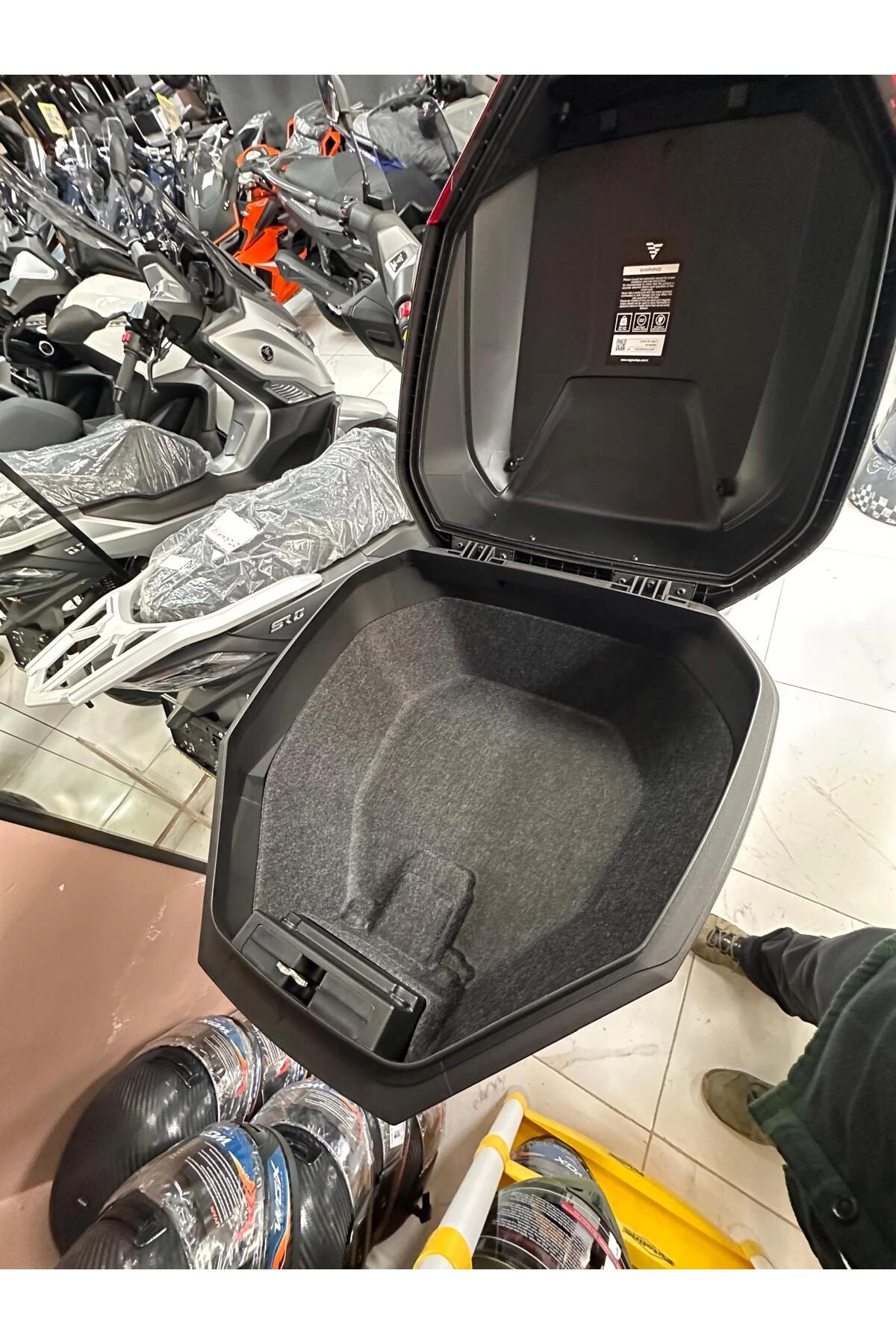 resimler/genel/White/ Red Topcase 37 Lt Çantası