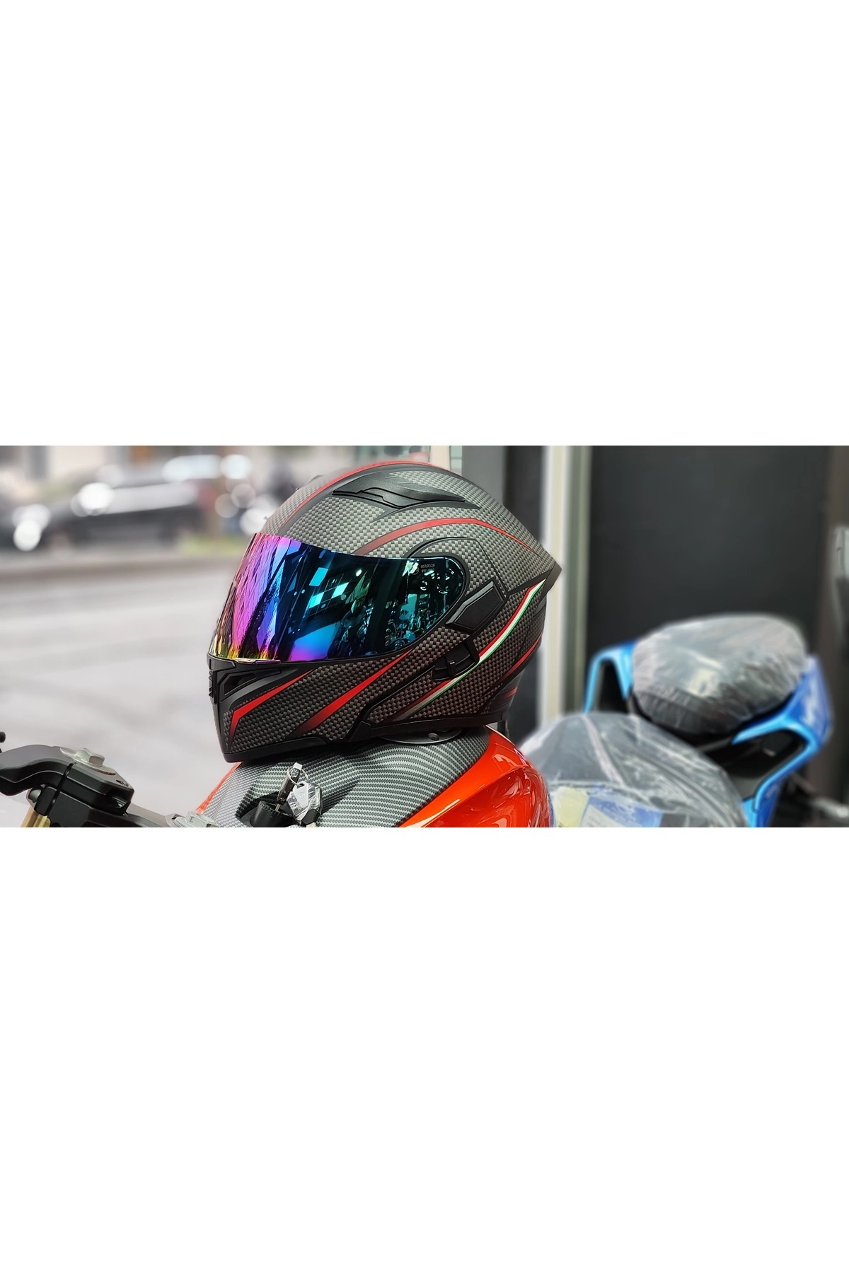 JK902 GÜNEÅ VİZÖRLÜ ÇENE PEDLİ ÇENE AÇILIR KARBON DESEN KASK(AYNALI CAMLI)